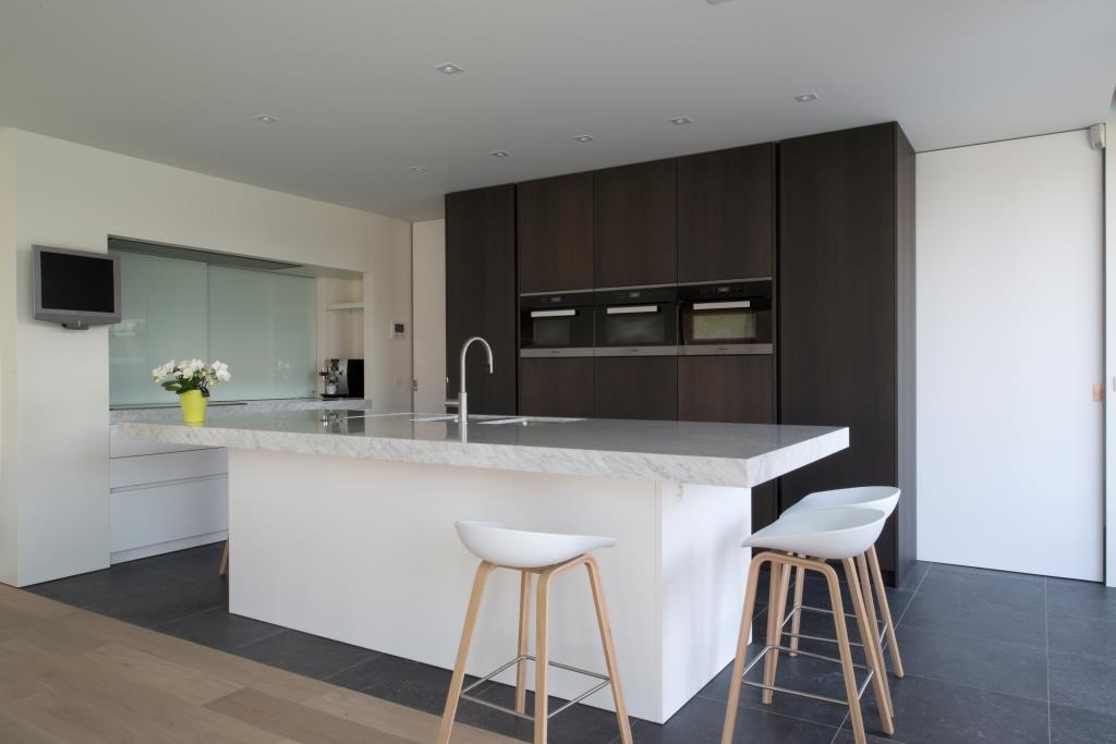 Moderne keuken wit + fineer eik donker gekleurd
